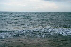estrellarse olas en el orilla playa. foto