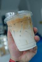 frio con hielo latté café, el fondo como Leche parte superior por café Disparo en un el plastico vaso foto