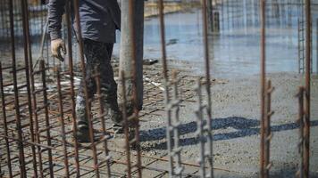 un' costruttore versa calcestruzzo in un' monolitico lastra con rinforzo video