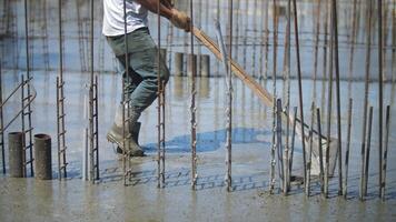Arbeiter Nivellierung gegossen Beton beim das Konstruktion Seite? ˅ video