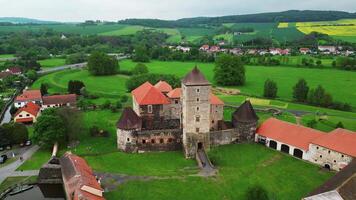 aéreo para trás Visão do água castelo Svihov dentro checa video