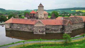 aéreo fechar órbita Visão do água castelo Svihov dentro checa video