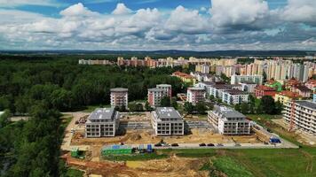 aérien en orbite vue de construction site dans ville de ceske budejovice tchèque video