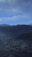 montagne dans le brouillard et le désert de pierre video