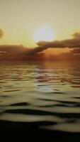 céu crepuscular na luz solar brilhante colorida reflete na superfície da água video