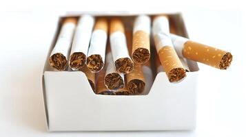 cigarrillos dentro el embalar. concepto de de fumar y daño a salud. de cerca foto