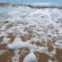 arenoso playa lavado por mar agua con espuma foto