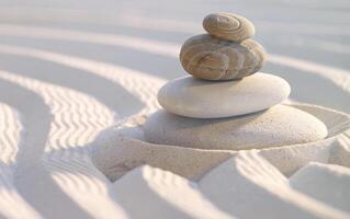 el atmósfera de meditación y tranquilidad es transportada por el olas en el arena y zen piedras foto