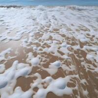 arenoso playa lavado por mar agua con espuma foto