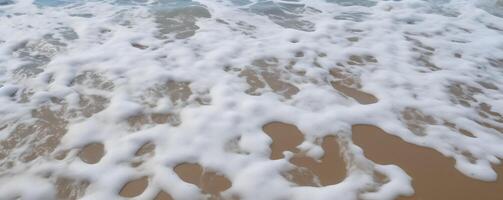 arenoso playa lavado por mar agua con espuma foto