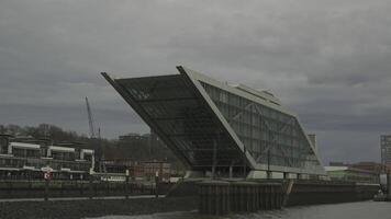 hamburgo, Alemania. moderno arquitectura Dockland oficina edificio en hamburgo Dockland edificio con escalera accesible para visitantes y ver terminado puerto y banco de río Elba. video