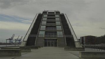 hamburgo, Alemania. moderno arquitectura Dockland oficina edificio en hamburgo Dockland edificio con escalera accesible para visitantes y ver terminado puerto y banco de río Elba. video