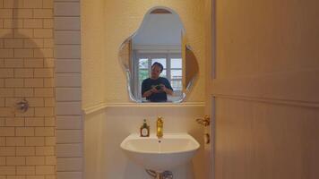 auto-retrato dentro banheiro espelho video
