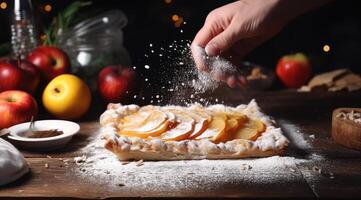 manos cuidadosamente espolvorear azúcar terminado un hecho en casa manzana tarta con maduro Fruta en un de madera tablero foto