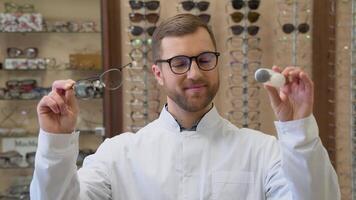 oftalmologista aguarde contato lentes e óculos dentro mãos fechar acima. conceito do escolha do visão proteção video