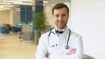 masculino médico en pie en clínica en un pasillo. Perfecto médico Servicio en hospital. medicina y cuidado de la salud concepto video