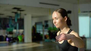 echt atletisch vrouw ponsen de lucht met haar vuisten opleiding opwarmen voordat boksen training Bij huis interieur. sport. werkzaamheid. motivatie. vertrouwen video