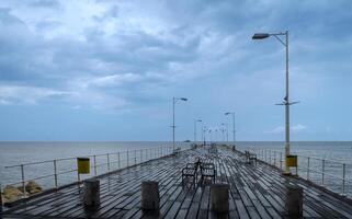 muelle en Limassol Chipre en primavera nublado foto