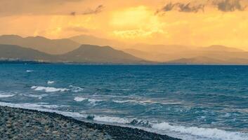 vistoso panorámico ver de Sicilia línea costera con nublado puesta de sol cielo, Mediterráneo mar y montañas en antecedentes foto