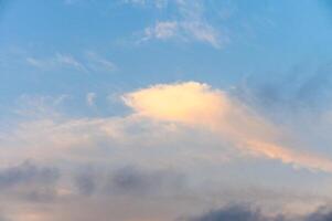 surrealista nube podio al aire libre en azul cielo rosado pastel suave mullido nubes con vacío espacio 2 foto