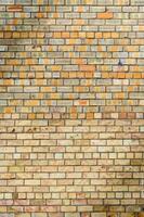 amarillo ladrillo pared en primavera. piedras para un moderno concepto antecedentes con Copiar espacio foto