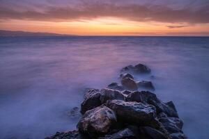 puesta de sol en Mediterráneo mar. nublado día. 1 foto