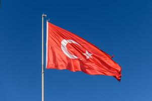 turco bandera en un soleado invierno día 3 foto