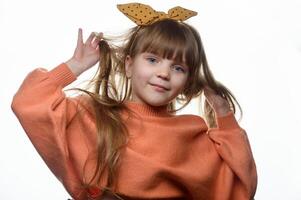 estudio retrato de un encantador pequeño niña en un blanco antecedentes 7 7 foto