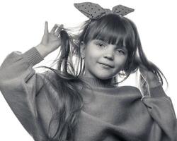 estudio retrato de un encantador pequeño niña en un blanco antecedentes 10 foto