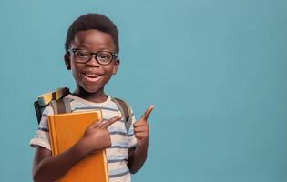sonriente joven niña vistiendo lentes sostiene libro de texto en contra azul antecedentes foto
