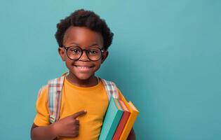 sonriente joven niña vistiendo lentes sostiene libro de texto en contra azul antecedentes foto