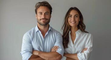 hombre y mujer en pie juntos foto