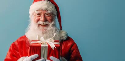 sonriente Papa Noel claus participación un regalo en nieve foto