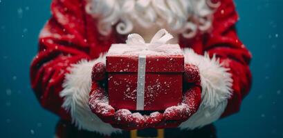 sonriente Papa Noel claus participación un regalo en nieve foto