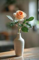blanco florero con soltero naranja Rosa foto