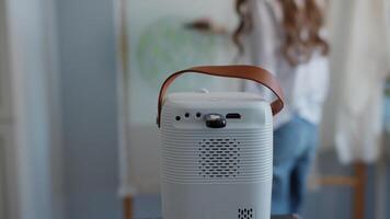 jovem menina é trabalhando em tufos uma peça do tecido. ela é usando uma projetor para crio uma em branco Projeto em a tecido com uma marcador. isto em branco Projeto vai mais tarde tornar-se a base para uma lindo tapete padronizar. fechar acima. lento movimento. 4k. video