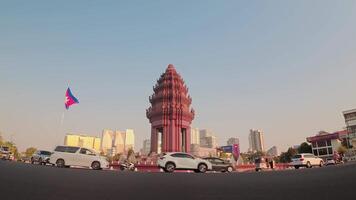 phnom penh, cambodia - 16: e Mars, 2024 - zoom i tid upphöra av de oberoende monument i phnom penh och fordon i trafik på rusa timme efter arbete video