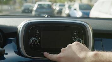 mano toques botones en un controlar tablero de un coche video