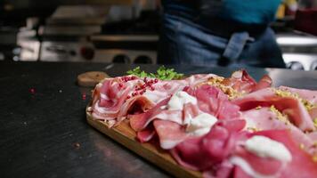 cocinero preparando crudo jamón y mortadela aperitivo video