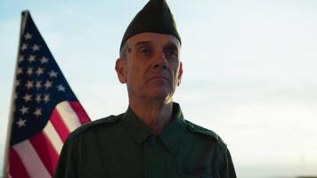 militär gammal veteran- man mot amerikan flagga för oberoende dag video