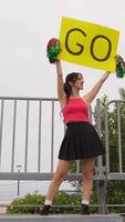 cheerleader meisje proost haar hart basketbal team Aan de staat video