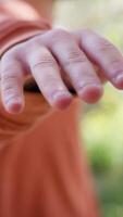 mano di un' ragazzo nel equilibrio e collegato nel il calabrese natura video