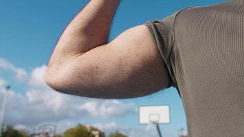 biceps de une Masculin progrès, croissance athlète formation en plein air video