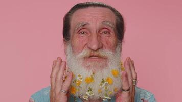 allegro bello fiorito barba anziano nonno moda modello sorridente e guardare a telecamera solo video