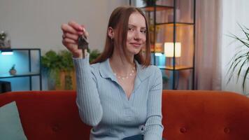 donna vero tenuta agente mostrando il chiavi di nuovo casa Casa appartamento, acquisto o Noleggio proprietà video