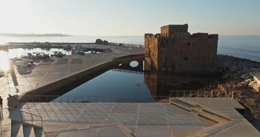 Antenne Aussicht von das Fort im das Schloss von Paphos, Zypern. alt Stein Fort auf das Ufer von das Mittelmeer Meer im das Stadtbild, Tourist Entfernungen. hoch Qualität 4k Aufnahmen video