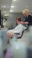 uma cabeleireiro prepara para trabalhos antes tingimento cabelo. cabelo estilo e coloração dentro uma cabeleireiro. Alto qualidade 4k cenas video