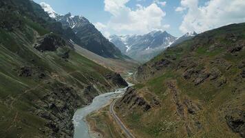 Berg Fluss im das Himalaya Berge video