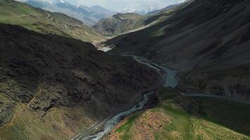 Berg Fluss im das Himalaya Berge video