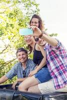 contento grupo de joven personas toma un selfie foto